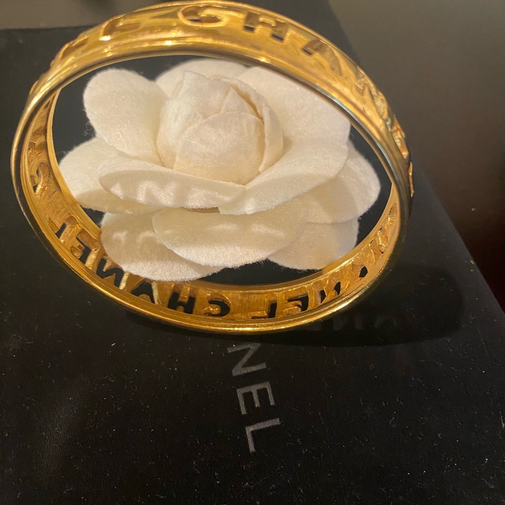 Vintage CHANEL Gold Cutout Bangle Bracelet - Picture 3 of 4
